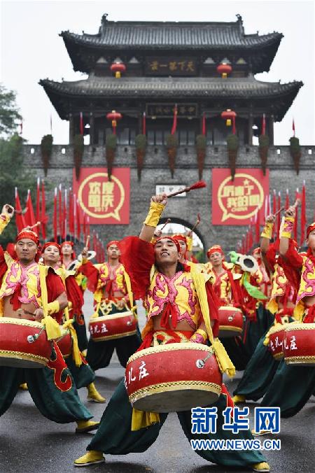 (社會(huì))(2)山東臺(tái)兒莊舉行“輝煌中國·厲害了我的國”主題活動(dòng)